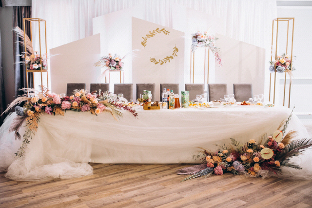 decorated-wedding-tables-hall-interior